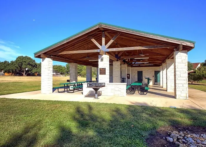 Holiday home Family Retreat 4br 3ba Close To Shopping And Attractions Sleeps 10 *
