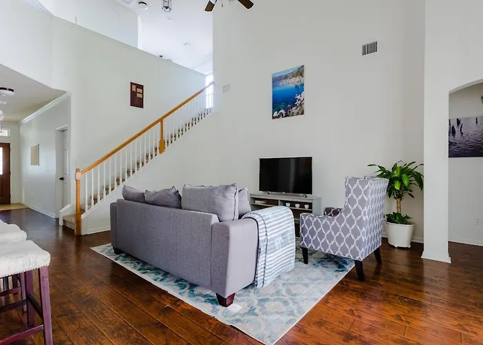 Holiday home Family Retreat 4br 3ba Close To Shopping And Attractions Sleeps 10 *
