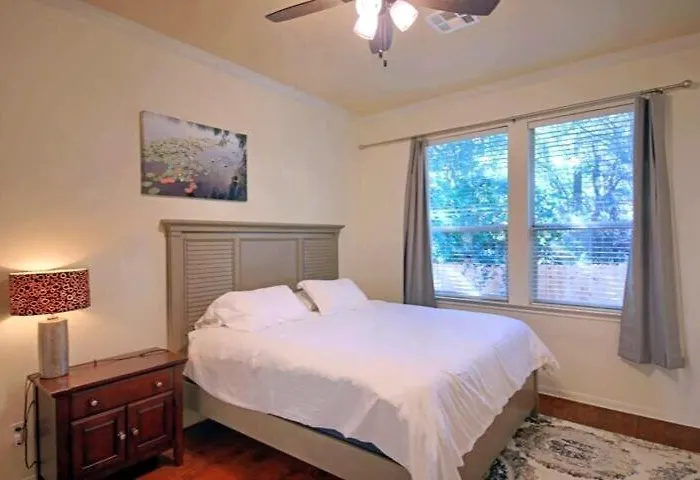 Holiday home Family Retreat 4br 3ba Close To Shopping And Attractions Sleeps 10