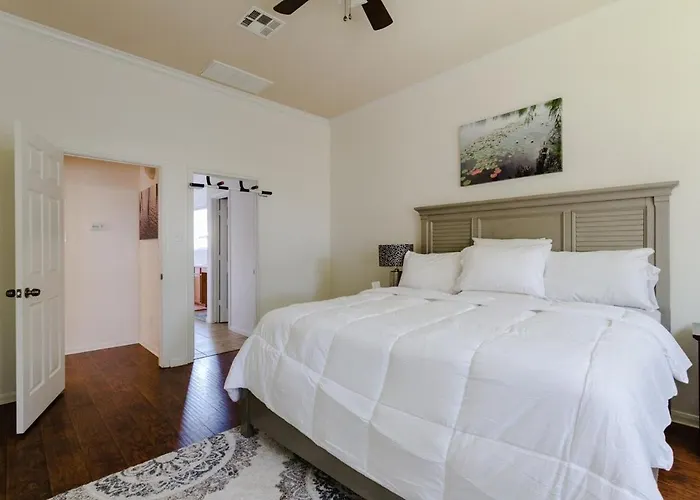 Family Retreat 4br 3ba Close To Shopping And Attractions Sleeps 10 *