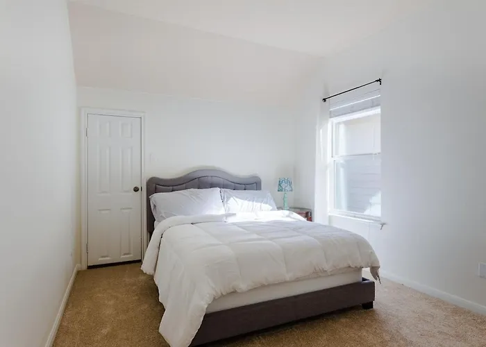 Holiday home Family Retreat 4br 3ba Close To Shopping And Attractions Sleeps 10