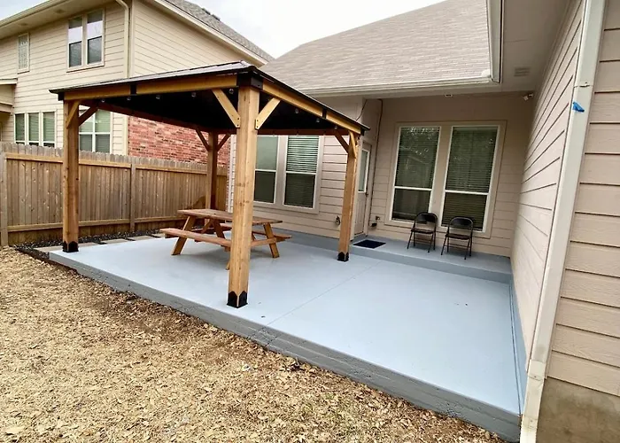 Family Retreat 4br 3ba Close To Shopping And Attractions Sleeps 10
